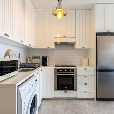 Seawaves 1- Bedroom Apartment Near Meneou Beach Larnaca Bagian luar foto
