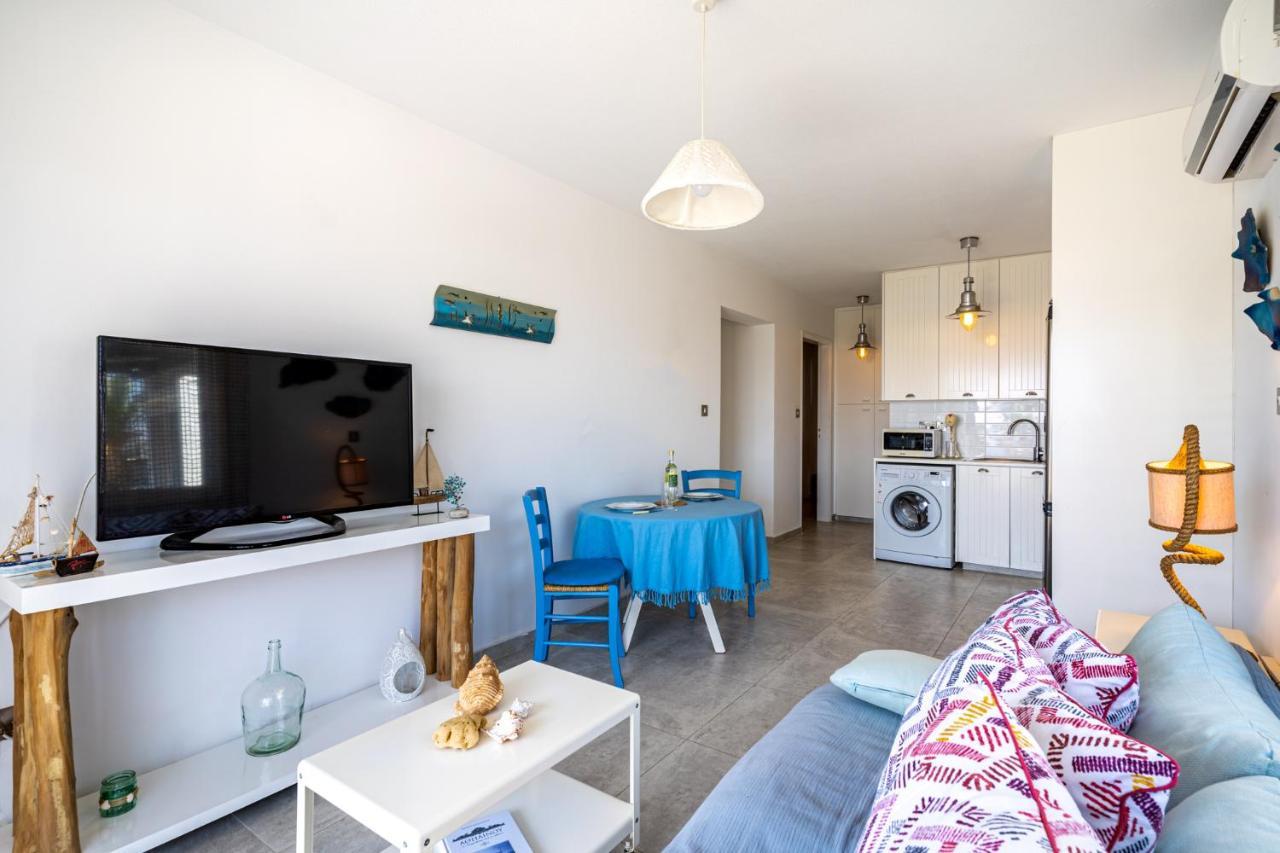 Seawaves 1- Bedroom Apartment Near Meneou Beach Larnaca Bagian luar foto