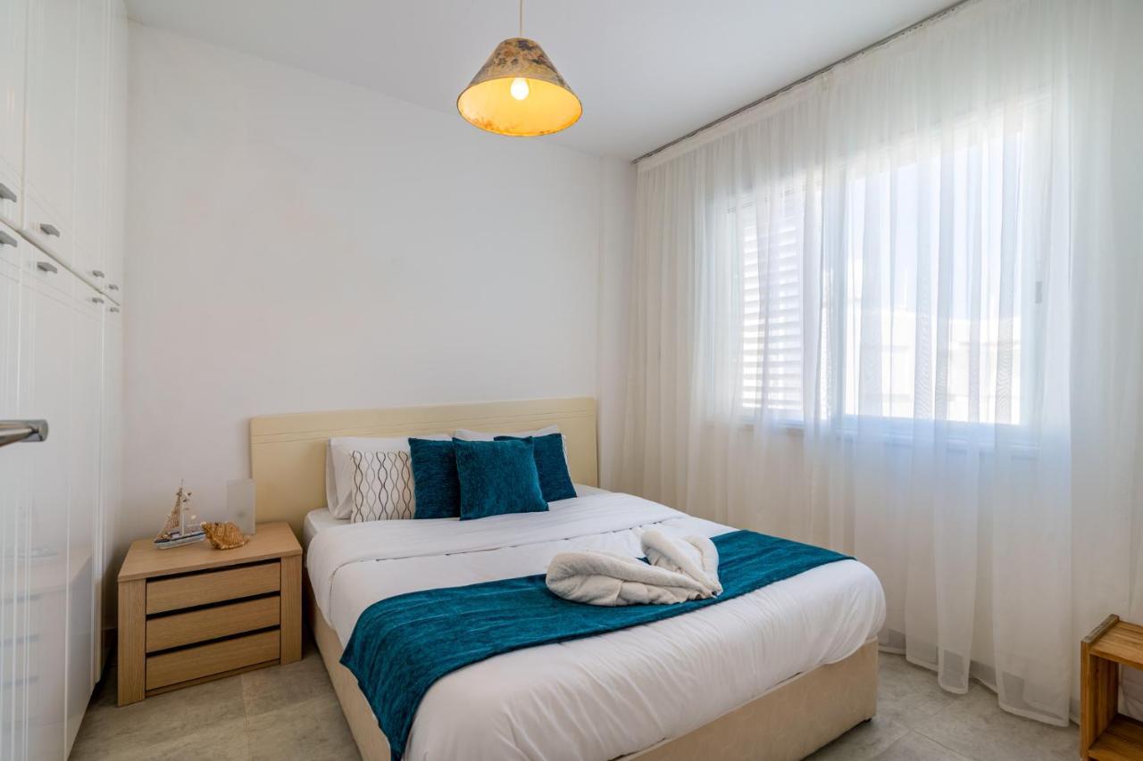Seawaves 1- Bedroom Apartment Near Meneou Beach Larnaca Bagian luar foto