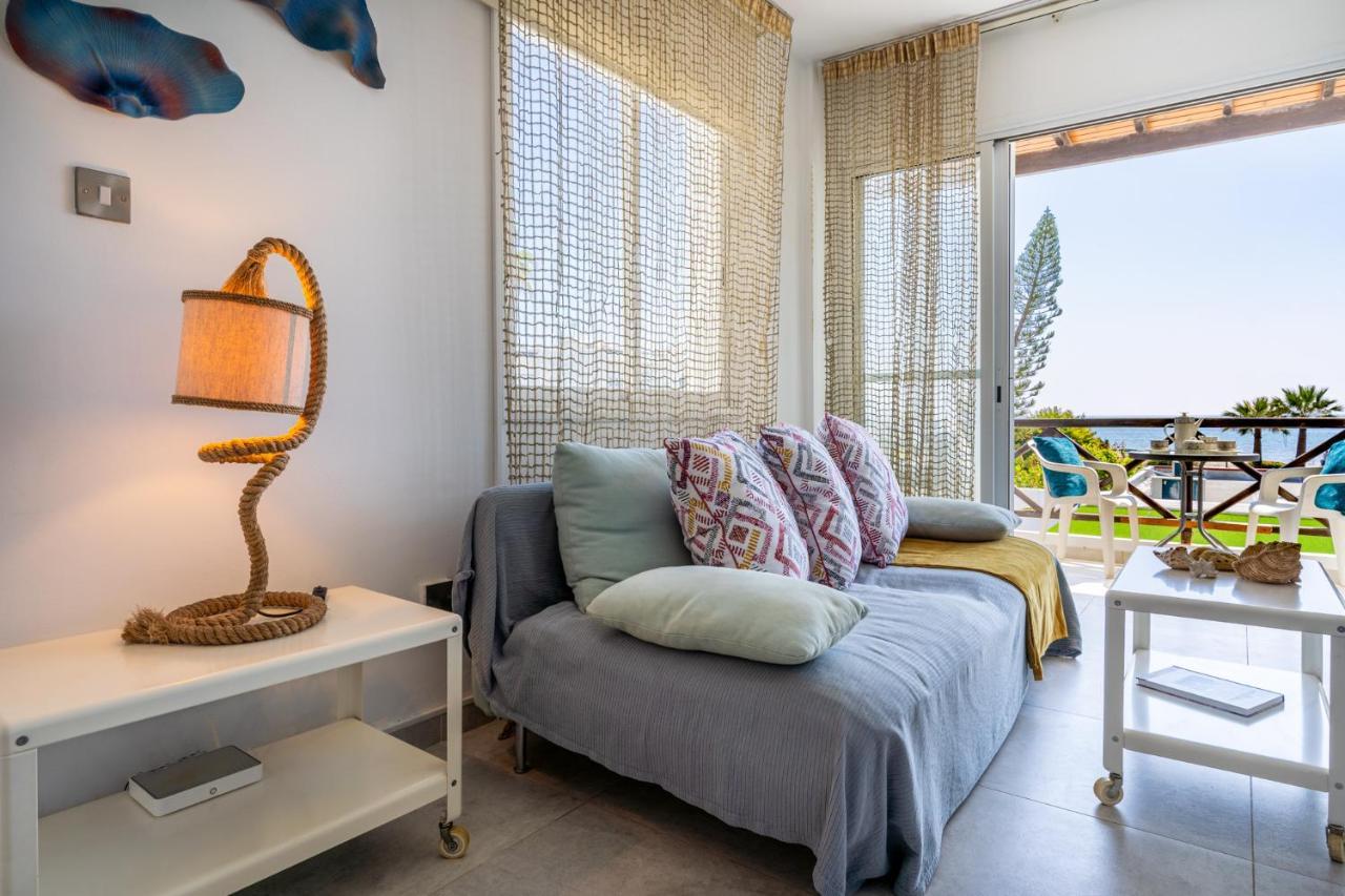 Seawaves 1- Bedroom Apartment Near Meneou Beach Larnaca Bagian luar foto
